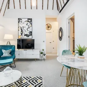 Stansted Airport Luxury Bishops Stortford Millars One Loft 3 Holiday home